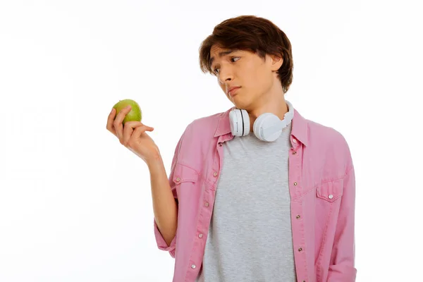 悲伤的不快乐的男孩看着苹果 — 图库照片