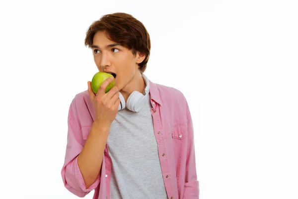 Agradable adolescente sano mordiendo una manzana —  Fotos de Stock