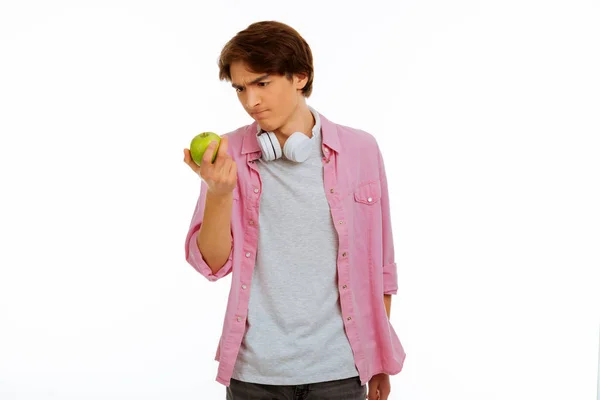 可爱的体贴的男孩拿着一个绿色的苹果 — 图库照片
