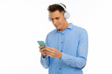 Smartphone ekrana bakarak memnun iyi adam