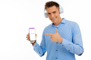 Faydalı web sitesi. Arama Web sitesi gösterilen süre onun smartphone vasıl işaret mutlu güzel adam