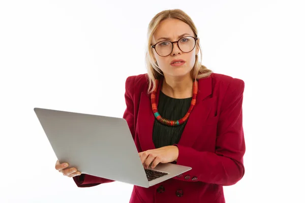 Smart confused blonde woman looking at you — Stock Photo, Image