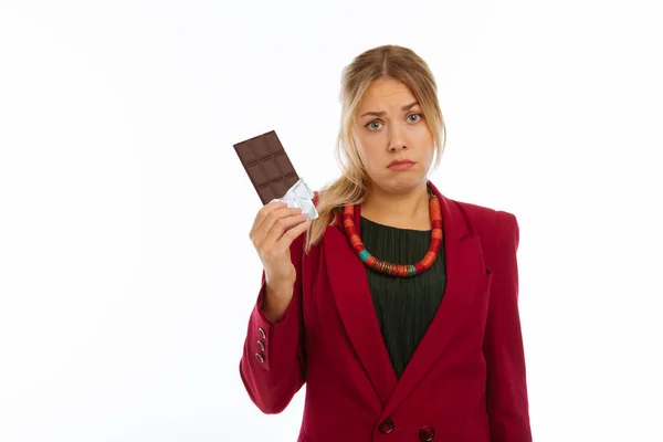 Frumoasă femeie tristă ţinând un bar de ciocolată — Fotografie, imagine de stoc