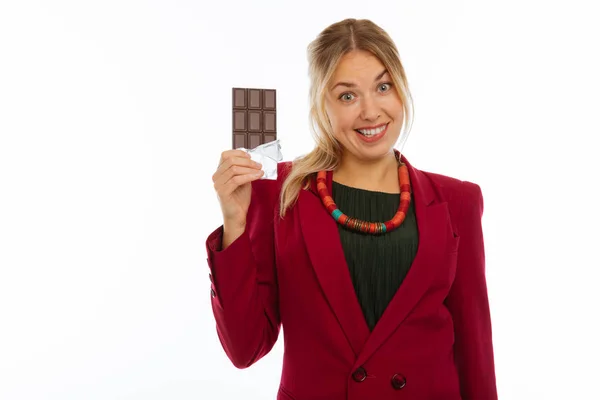 Allegro felice donna che vi mostra cioccolato al latte — Foto Stock