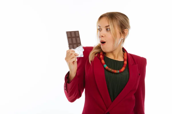 Bella donna felice eccitato guardando il suo cioccolato — Foto Stock