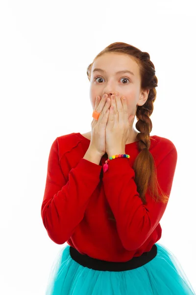 Emotionele mooi jong meisje gevoel zeer geschokt — Stockfoto