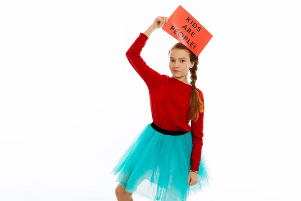 Freudiges positives Mädchen, das dir das Zeichen zeigt — Stockfoto