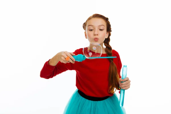 Leuk schattig meisje kijkend naar de zeepbel — Stockfoto