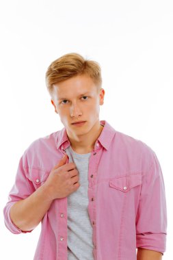 Şık kıyafetlerle hoş yakışıklı genç