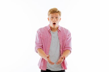 Ellerini önünde tutan güzel şaşırmış adam