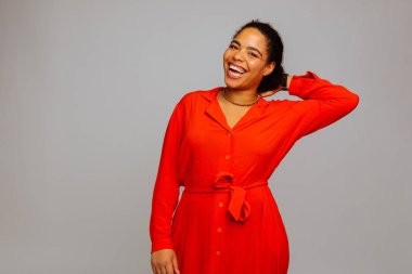 Olumlu memnun genç kadın saçlarını dokunmadan