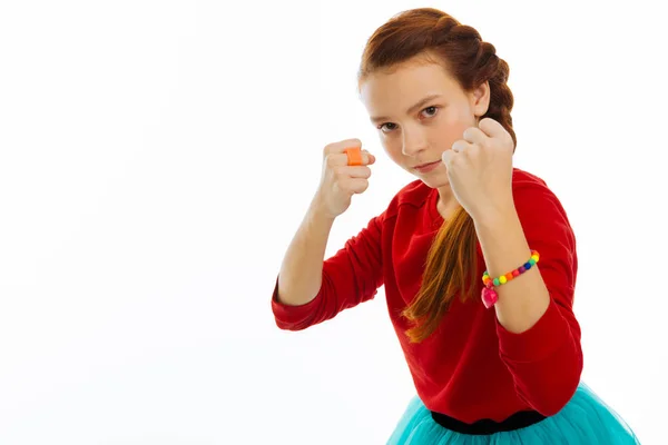 Grave ragazza forte mostrando i pugni a voi — Foto Stock