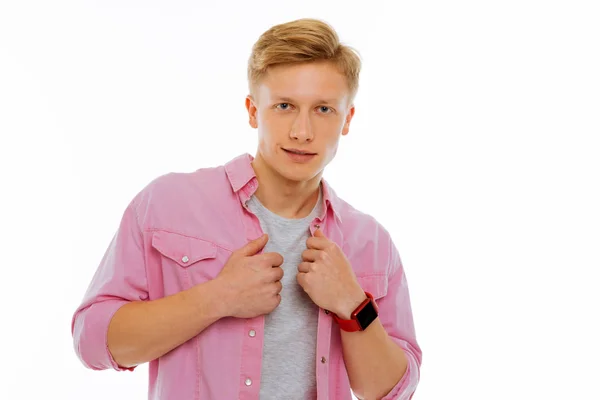 Jeune homme confiant portant une belle chemise rose — Photo