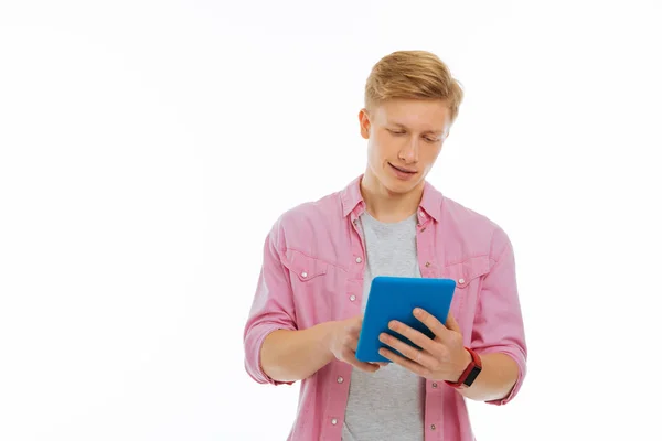 Agradável bom homem digitando uma mensagem online — Fotografia de Stock