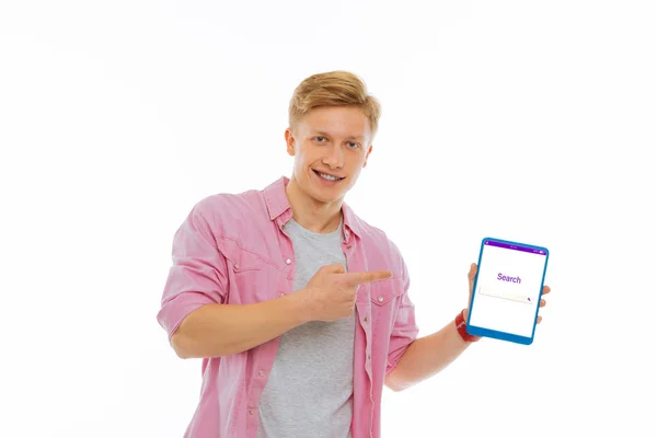 Feliz homem positivo apontando para a tela do tablet — Fotografia de Stock