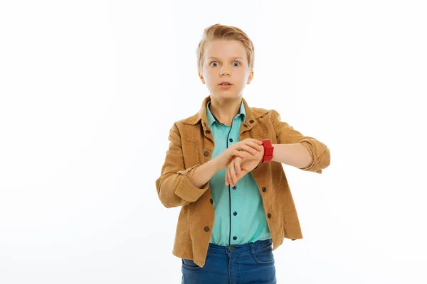 Mooie emotionele jongen begrijpen dat zijn late — Stockfoto