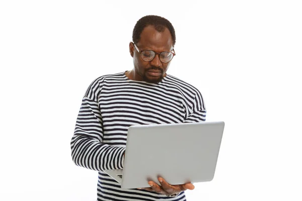 Homem adulto sério trabalhando em seu laptop — Fotografia de Stock
