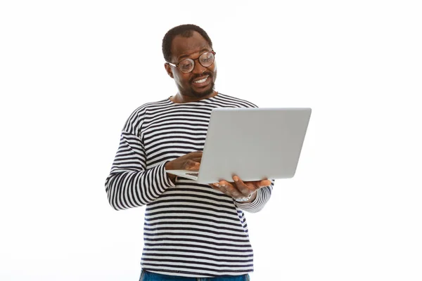 Uomo barbuto intelligente guardando lo schermo del computer portatile — Foto Stock