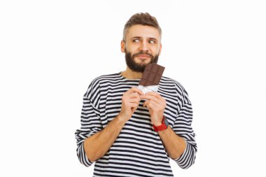 Çikolata yemek isteyen mutlu güzel adam