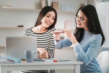 Onların etkileşim zevk gülümseyen yaratıcı serbest