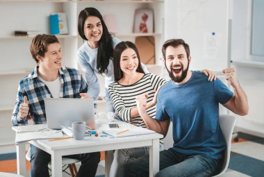 Koyu renk saçlı sakallı Yöneticisi terfi mutlu hissediyor