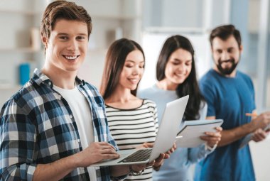 Ofiste çalışan kare gömlek giymiş sarışın adam