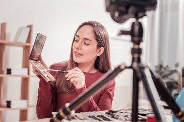 Güzel kadın bir odada telafi