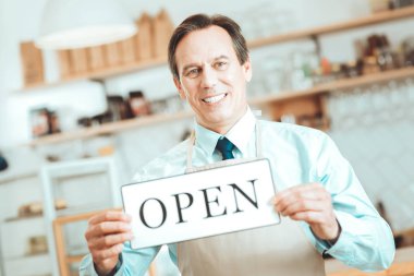 Yakışıklı adam holding tabela