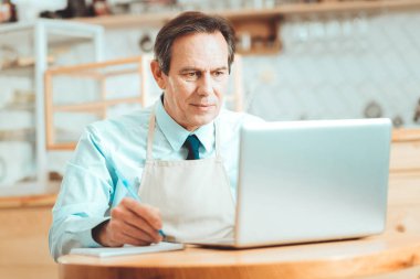 Önlük çalışma konsantre adam