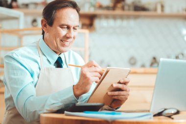 İlham sahibi defter ile oturan