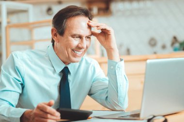 Profesyonel çalışan bir raporu hazırlanıyor