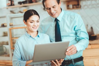 Laptop izlemek keyifli iş arkadaşları