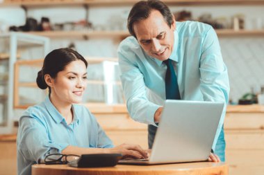 Yakışıklı adam onun ortak iş projesi için gösterilen