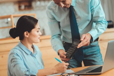 Düşünceli mülkiyet yapım kahve dükkanı için hesaplama