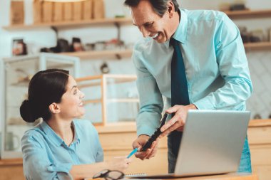 Büyük bir kar sahip mutlu iş adamları