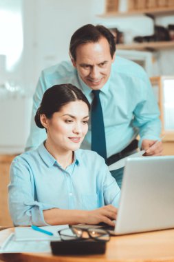 Hoş erkek ve kadın kafe için yeni oda arama