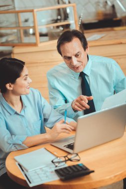 Yeni mobilyaları arama çıktıktan ortakları