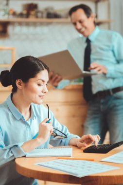 Hoş kadın maliyeti hesaplama yapma