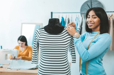 Olumlu memnun Uluslararası atelier kameraya poz