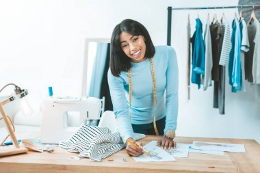 Doğruca kameraya bakarak mutlu kadın kişi