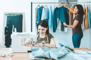 Atelier içinde çalışma olumlu memnun kızlar