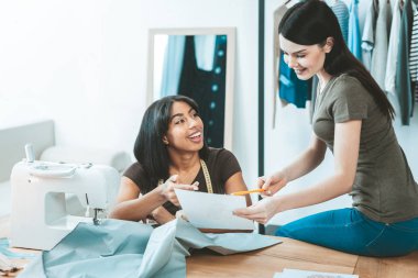 Güzel esmer kendi atölyesinde olmak