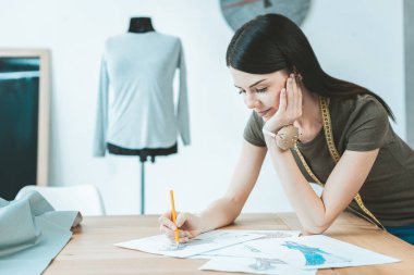 Masanın üzerine eğilerek konsantre esmer