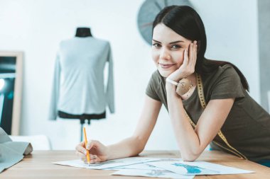 Kameraya poz neşeli kadın kişi