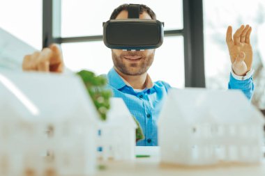 Sanal gerçeklik aygıtı kullanırken gülümseyerek emin uzmanı