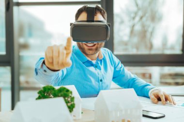 Onun parmak işaret ve gülümseyerek mutlu bir adam