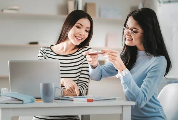 Onların etkileşim zevk gülümseyen yaratıcı serbest
