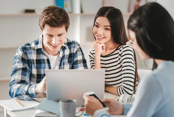 Três jovens empresários assistindo vídeo durante sua pausa — Fotografia de Stock