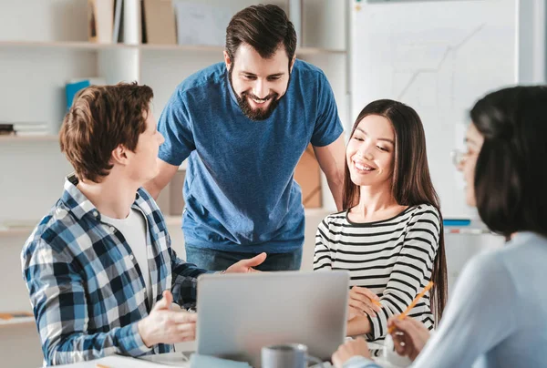 Sakallı Şef. Çalışma ekibi ofiste gelen düz mavi gömlek giymiş siyah saçlı sakallı Şef