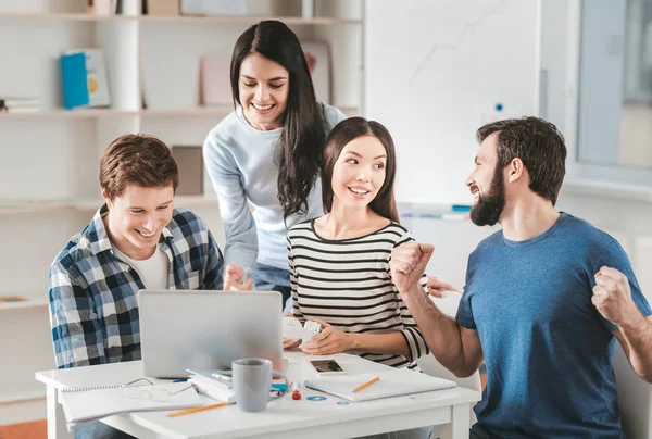 Takım dört tasarımcıların sonucu elde sonra başarılı duygu